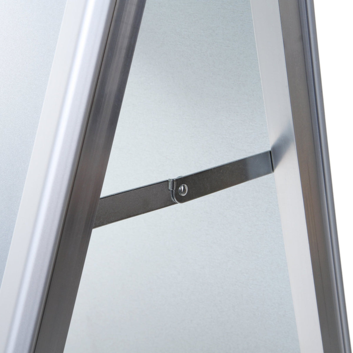 Detailansicht auf das Verbindungsstück aus Metall für die Vorderseite und Rückseite des Kundenstoppers Classic A1 32mm