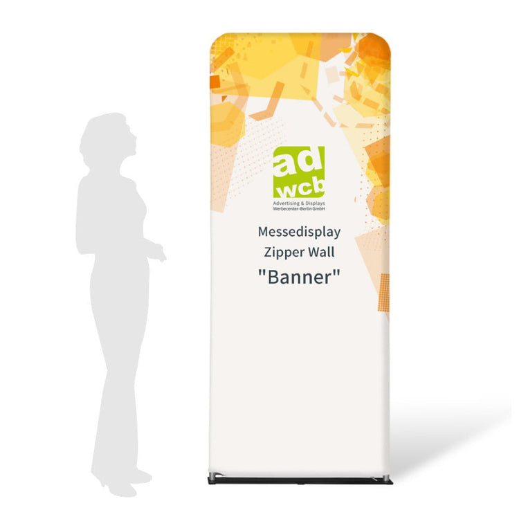Der Werbeaufsteller Zipper Banner ist verfügbar in 80x200 cm oder 100x200 cm. Das Display wird einseitig bedruckt produziert, hier als Beispiel mit orangenem Motiv und Werbecenter Berlin Logo. Als Größenvergleich steht eine Schattenfrau an der Seite.