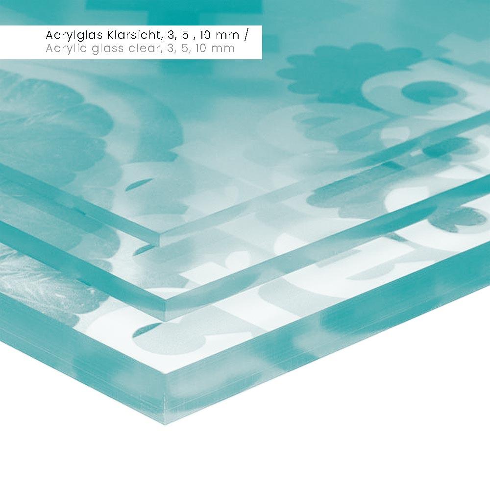 Nahaufnahme von mehreren übereinander gestapelten Acrylglasplatten in transparentem Türkis, die eine bedruckte Oberfläche mit grafischen Elementen und dem Wort "create" zeigen. Die Platten sind in unterschiedlichen Stärken (3 mm, 5 mm, 10 mm) zu sehen. Am unteren Rand der Platten ist die scharfe Kante deutlich sichtbar, was dem Bild einen modernen und eleganten Eindruck verleiht.