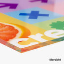 Detailansicht einer Acrylglas Platte mit buntem Beispieldruck. Plattenmaterial Acryl 5mm dick.

