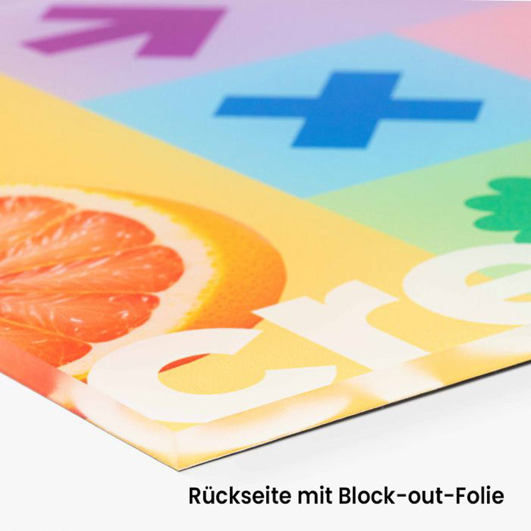 Detailansicht einer Acrylglas-Platte mit buntem Beispieldruck und einer Block-out-Folie auf der 
Rückseite, damit das transparente Material nicht durchsichtig ist und der Druck somit gut zu erkennen ist. Plattenmaterial Acryl 5mm dick.