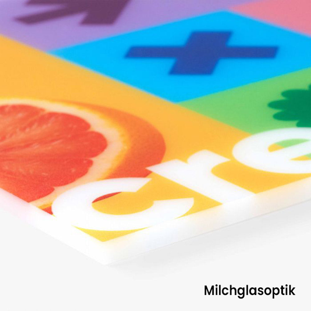 Nahaufnahme von Acrylglas mit Milchglasoptik (5 mm Dicke), auf dem eine bunte Grafik mit dem Text "create" zu sehen ist. Der weiße Rand des Acrylglases ist deutlich sichtbar.