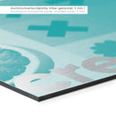 Nahaufnahme eines Materials mit einer türkisfarbenen Grafik, auf der Zitrusfrüchte und das Wort "create" in silberner Farbe zu sehen sind. Die Kante des Materials ist schwarz und der Blickwinkel zeigt eine scharfe, klare Kante.