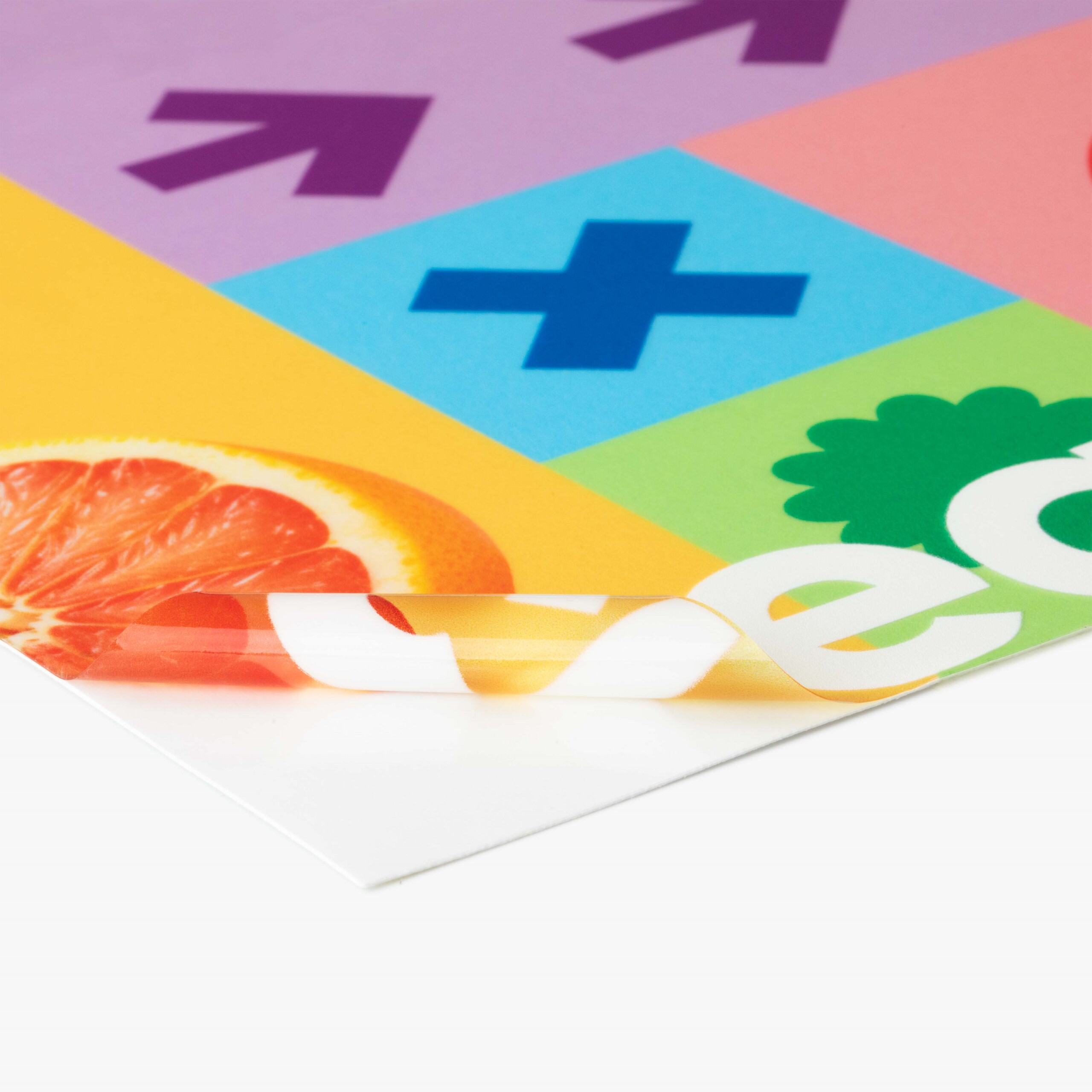 Das Bild zeigt einen Ausschnitt eines bedruckten Aufkleber-Materials.