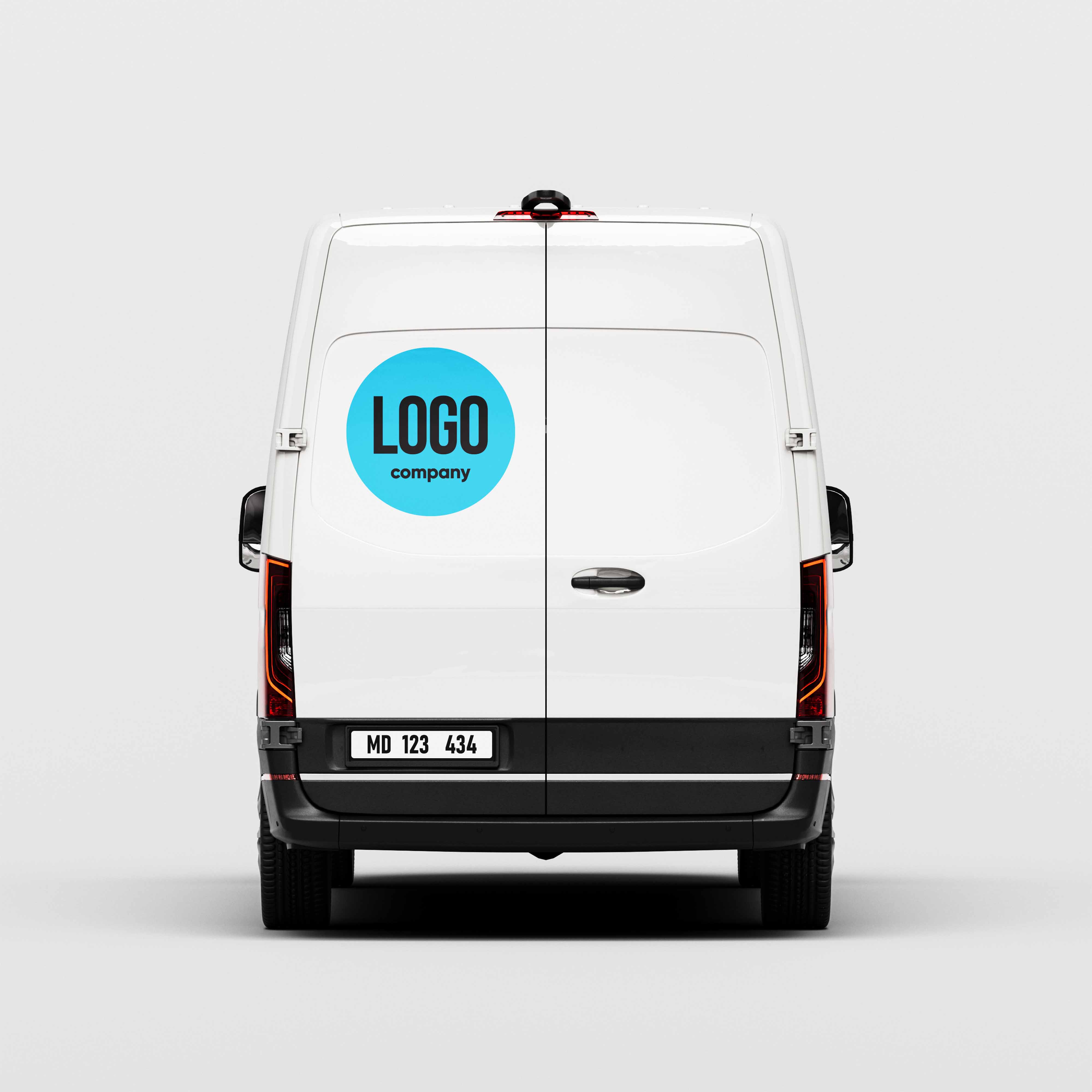 Ein weißer Lieferwagen wird in der Heckansicht vor neutralem Hintergrund gezeigt, mit einem großen, runden Firmenlogo in Blau. Das Bild eignet sich ideal zur Präsentation von Fahrzeugbeschriftungen oder Werbeflächen-Designs.