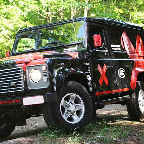 SUV mit individuell bedruckten Autoaufklebern – kreatives Fahrzeugdesign mit Werbeaufdruck und Muster, ideal für auffällige Autofolierung und mobile Werbung