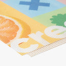 Meshbanner mit luftdurchlässiger Struktur mit bedruckter Vorderseite und unbedruckter weißer Rückseite.