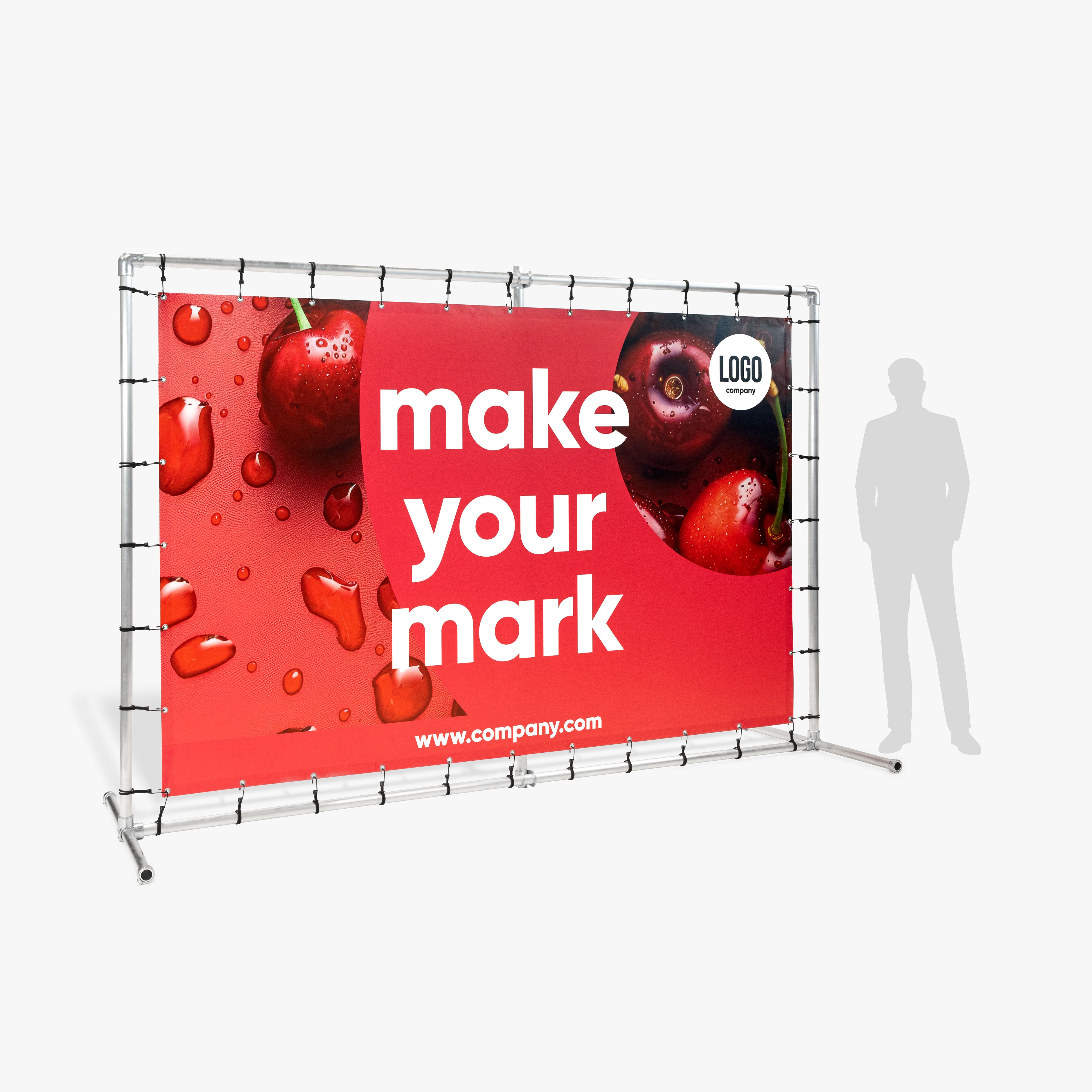 Ein auffälliges Bauzaun-Banner mit dem Slogan „Make your mark“ in Weiß auf rotem Hintergrund, kombiniert mit Fruchtmotiven und einem Firmenlogo. Das Banner ist an einem Metallrahmen befestigt und eignet sich perfekt für Events, Promotions oder Unternehmensauftritte.