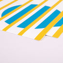 Das Bild zeigt eine Detailansicht von einem Banner. Es zeigt die Strucktur und den Beispieldruck mit blauen und gelben Streifen.