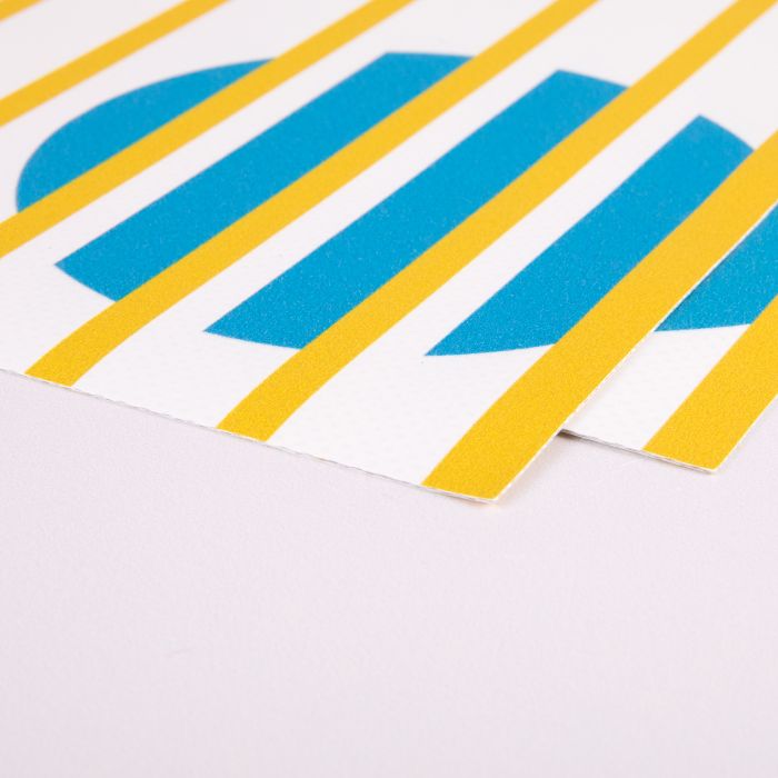 Das Bild zeigt eine Detailansicht von einem Banner. Es zeigt die Strucktur und den Beispieldruck mit blauen und gelben Streifen.