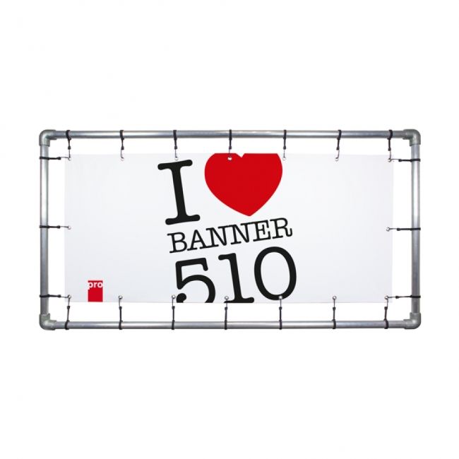 Ein Banner mit dem Text "I Herz BANNER 510". Es ist in einem Metallrahmen eingespannt, und das Banner zeigt eine rote Herzform und den Schriftzug in schwarzer Farbe.