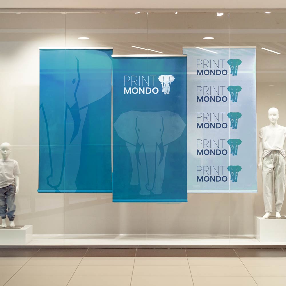 Textilbanner Dekotex, schöne Dekoration in Innenräumen. In Schaufenstern mit Klemmschienen ein toller Blickfang für Angebote oder Informationen. Hier mit Beispieldruck in türkis und weiss mit dem Print Mondo Logo und dem Elefanten.