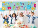 Fröhliches personalisierbares Geburtstagsbanner mit buntem Design, Name und Alter des Kindes, dekorativ über einer Geburtstagstafel mit feiernden Kindern befestigt.