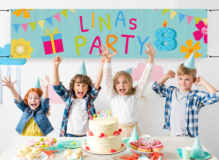 Fröhliches personalisierbares Geburtstagsbanner mit buntem Design, Name und Alter des Kindes, dekorativ über einer Geburtstagstafel mit feiernden Kindern befestigt.