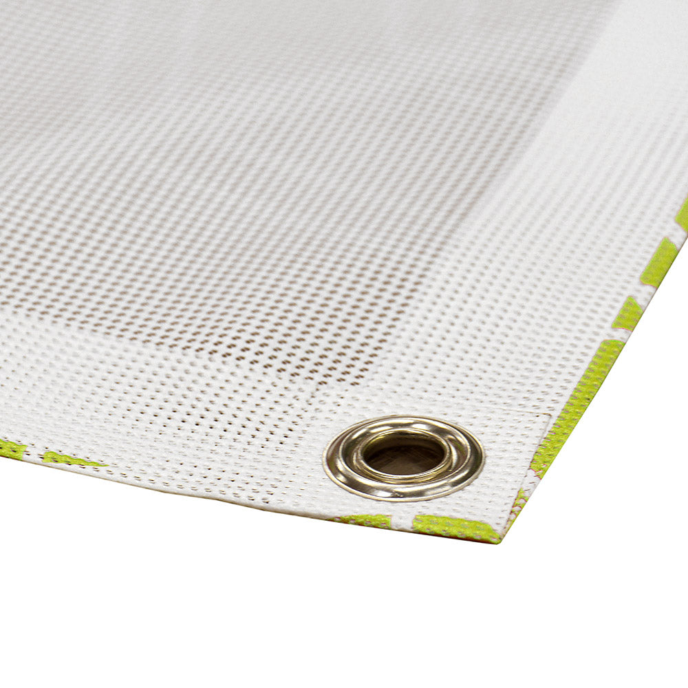 Nahaufnahme verstärkter Saum und Öse in der Ecke. Material Mesh PVC.