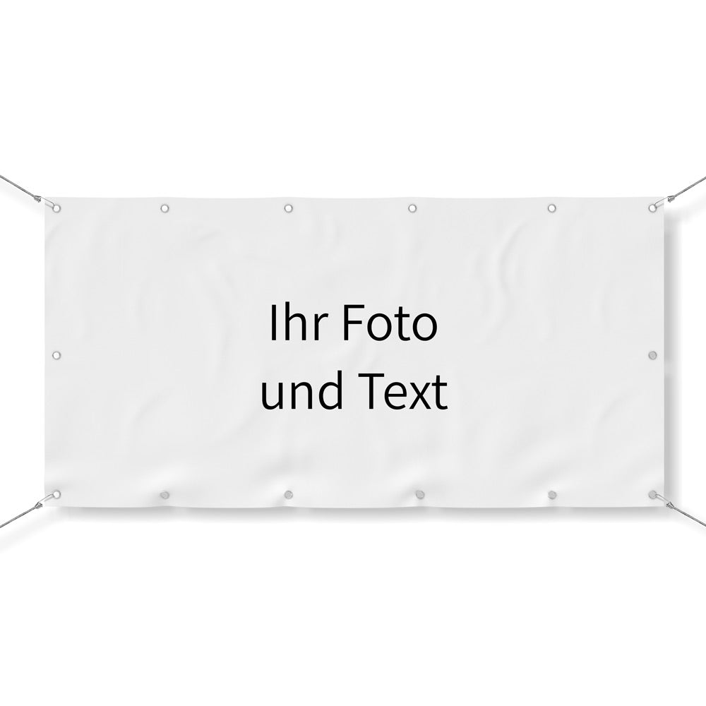 Personalisiertes Banner mit eigenem Foto und Text, befestigt mit Ösen und Seilen.