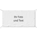 Personalisiertes Banner mit eigenem Foto und Text, befestigt mit Ösen und Seilen.