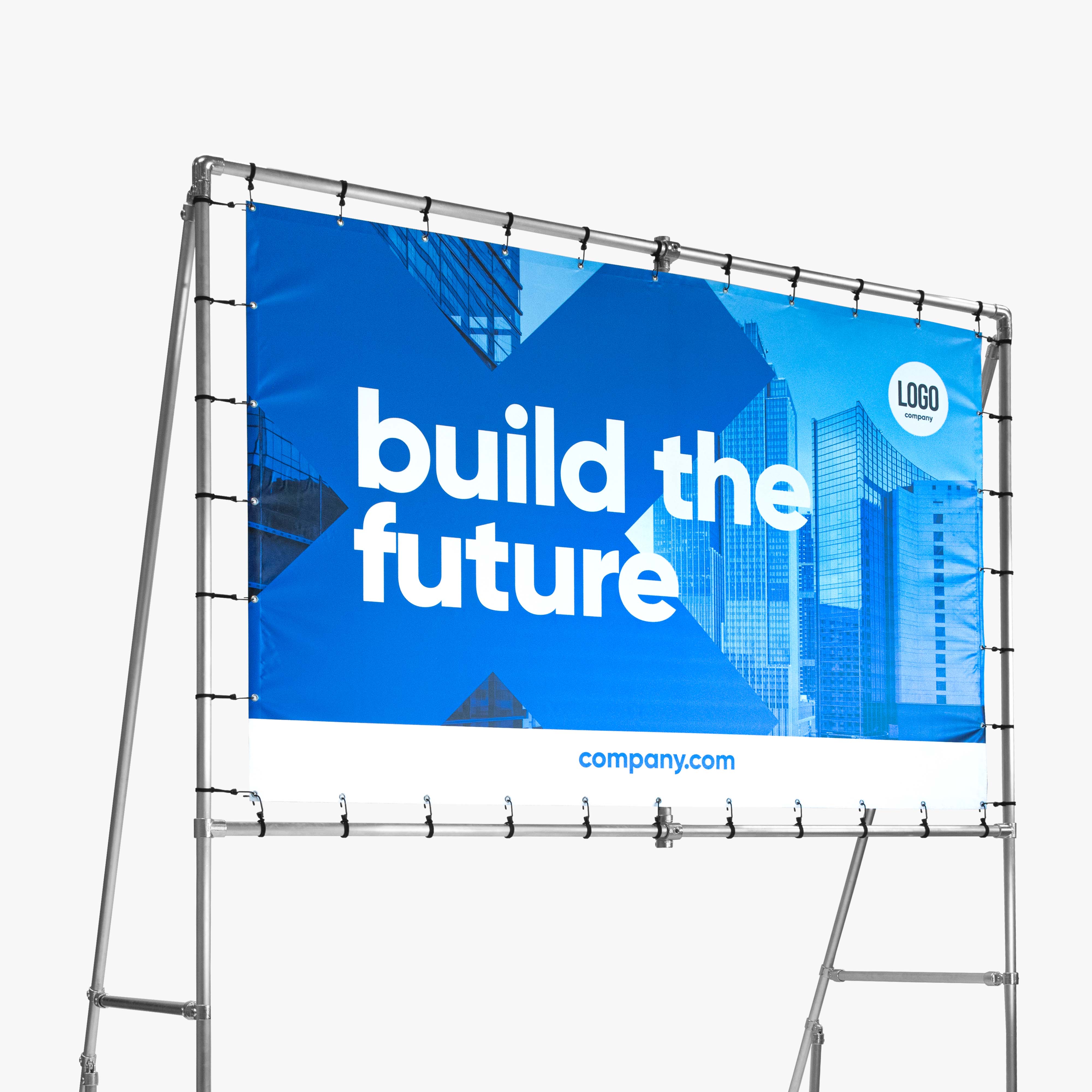 Ein großflächiges Bauzaun-Banner mit der Aufschrift „Build the Future“ in Blau und Weiß, montiert auf einem Metallgestell. Im Hintergrund sind moderne Gebäude zu sehen – ideal zur Präsentation von Baufirmen, Startups oder Werbebotschaften.