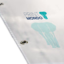 Detailansicht von einem Werbebanner aus PVC, mit Saum und Öse. Hier mit Beispieldruck in weiss, türkis und blau mit dem Print Mondo Elefanten Logo.