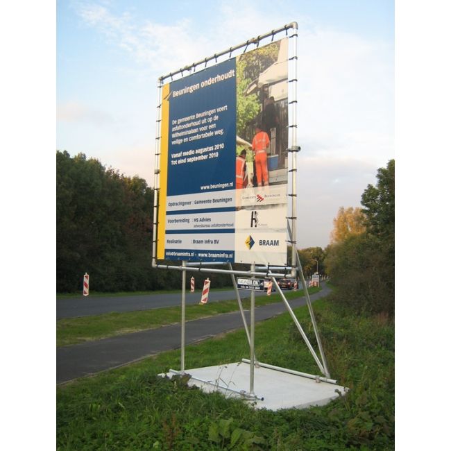 Ein großes Bau-Schild am Straßenrand, das auf ein Straßenbauprojekt hinweist, mit Details zu den Auftraggebern, dem Zeitrahmen und den beteiligten Firmen.