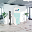 Easy X als Beispielbild mit Druck in einem Büro. Daneben eine Schattenperson als Größenvergleich