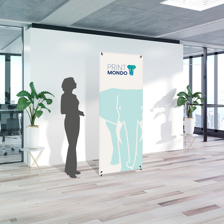 Easy X als Beispielbild mit Druck in einem Büro. Daneben eine Schattenperson als Größenvergleich