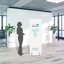 Großes Pappdisplay als Beispiel mit blauem Elefanten und Logo. Daneben im Büro eine Personenumriss als Größenvergleich.