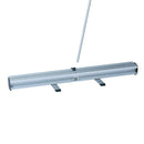 Aluminiumständer für ein Roll-up-Banner, bestehend aus einer stabilen Basis mit einem horizontalen Stangenhalter. Der Ständer ist in silbernem Aluminium gehalten und enthält eine ausziehbare Stange für die Befestigung des Banners. Der Mechanismus ermöglicht eine einfache Aufstellung und Stabilität.