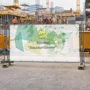 Werbebanner Netzgitter Plane Mesh, Einsatz auf Baustellen, an Gerüsten oder Bauzäunen inklusive Druck. Hier an einer Baustelle mit Beispieldruck mit buntem Muster und dem Werbecenter-Logo.