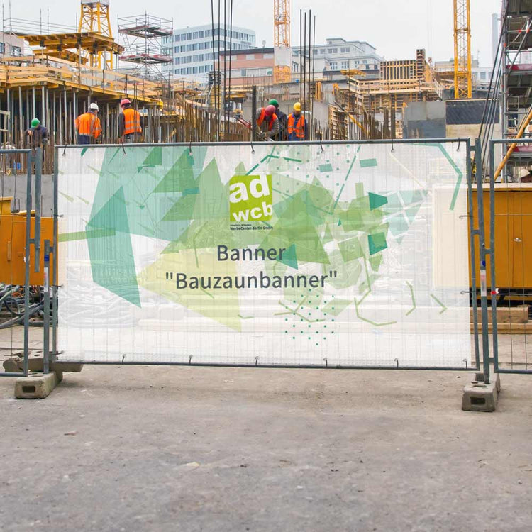 Werbebanner Netzgitter Plane Mesh, Einsatz auf Baustellen, an Gerüsten oder Bauzäunen inklusive Druck. Hier an einer Baustelle mit Beispieldruck mit buntem Muster und dem Werbecenter-Logo.
