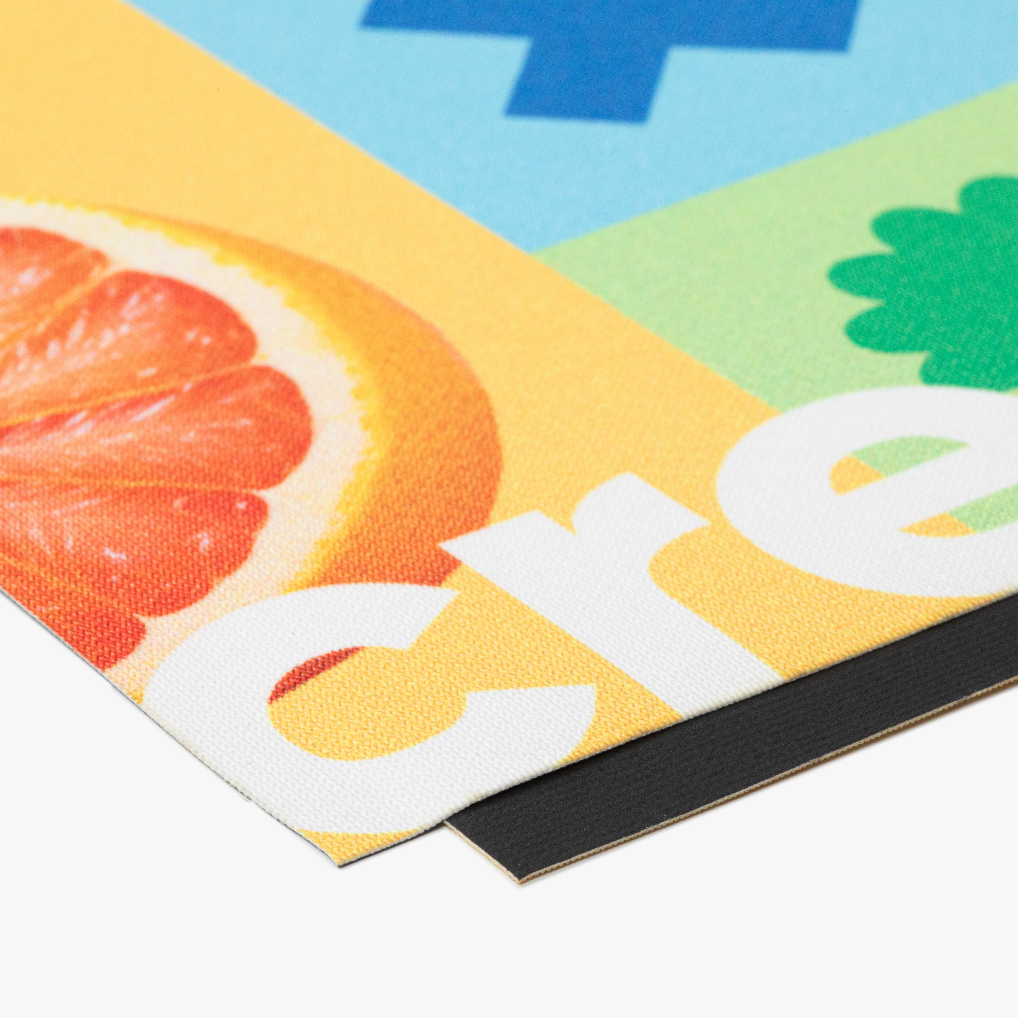 Detailansicht eines blickdichten Textildrucks auf Blackback Soft Material – brillante Farbwiedergabe, strukturierte Oberfläche und lichtundurchlässige Rückseite, ideal für Spannrahmen und Werbedisplays