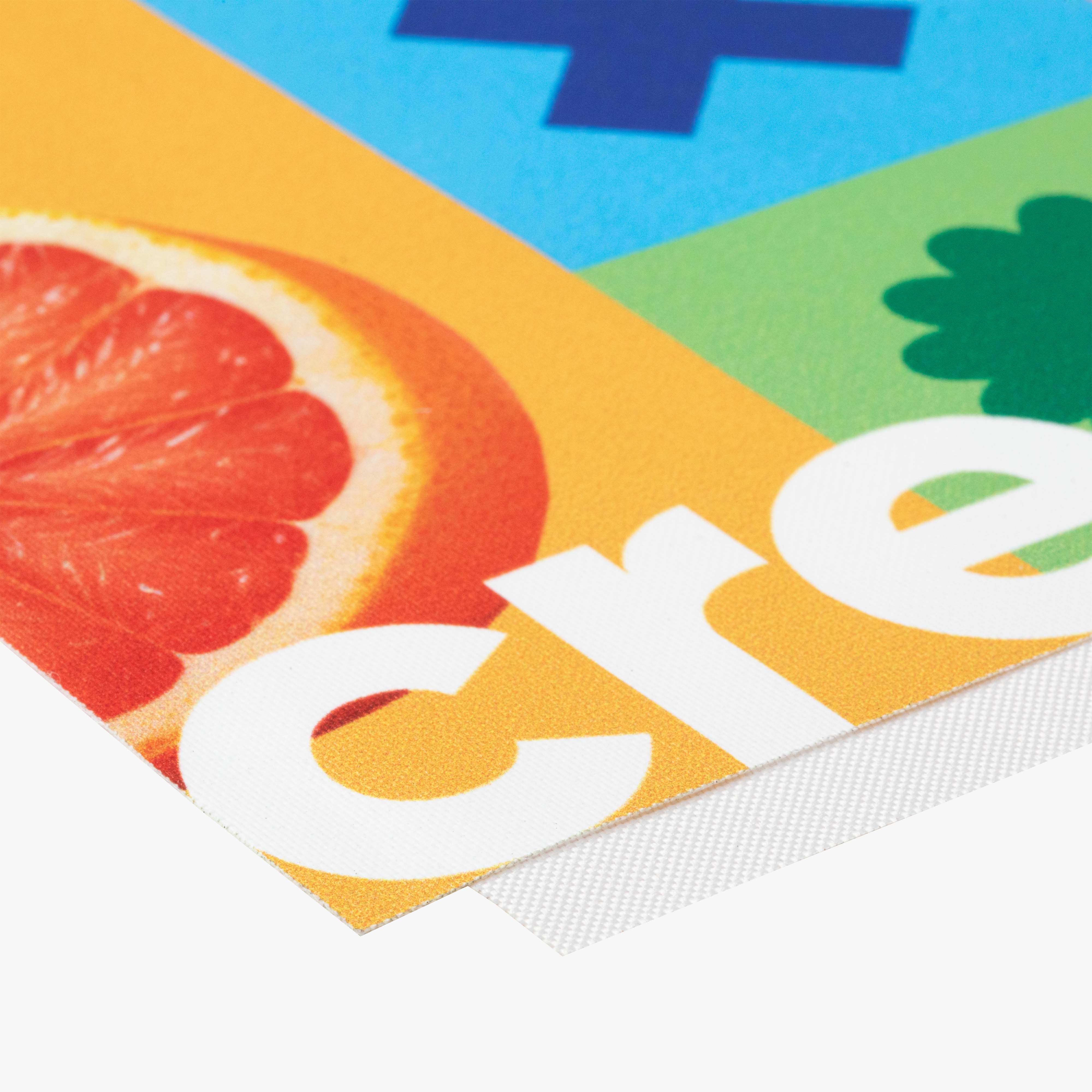 Detailansicht eines blickdichten Blockout-Banners mit farbigem Aufdruck – lichtundurchlässiges PVC-Material von Printmondo, ideal für beidseitige Werbung.