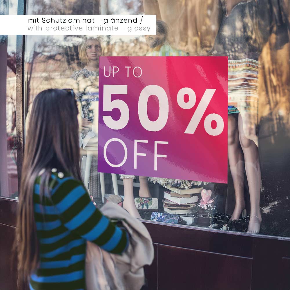 Aufkleber Bubble Free an einem Schaufenster eines Ladens mit dem Hinweiss 50% in pink und lila, von außen verklebt, neben einer Frau.