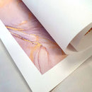 Leinwand im Detail, die Struktur des Canvas Material auf der Vorder- und Rückseite. Mit Beispieldruck in gold und lila.
