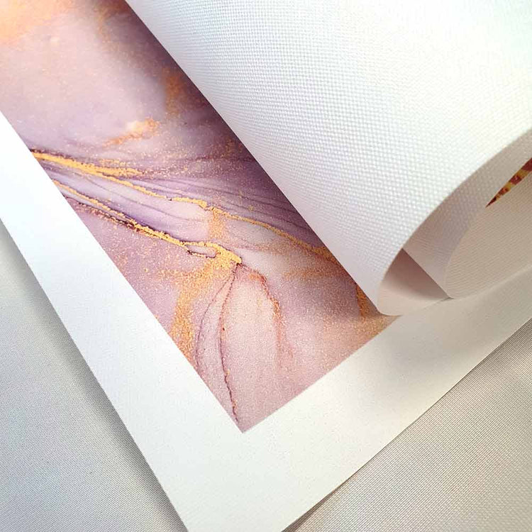 Leinwand im Detail, die Struktur des Canvas Material auf der Vorder- und Rückseite. Mit Beispieldruck in gold und lila.
