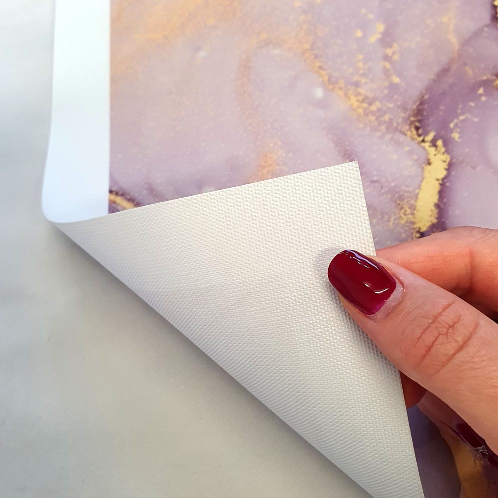 Detailaufnahme der Leinwandstruktur. Dünnes Canvas PET für Ihre Werbung oder Dekoration in Innenräumen. Mit Beispieldruck in gold und lila.