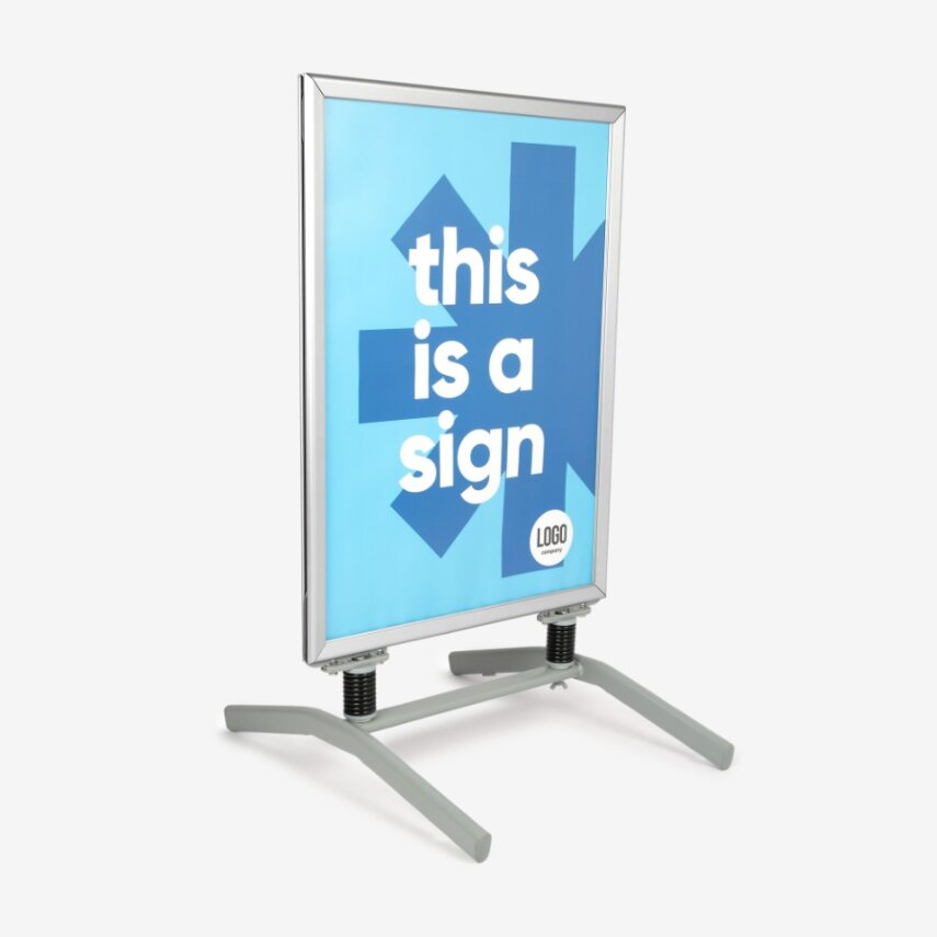 Gehwegaufsteller mit Schwenkfuß