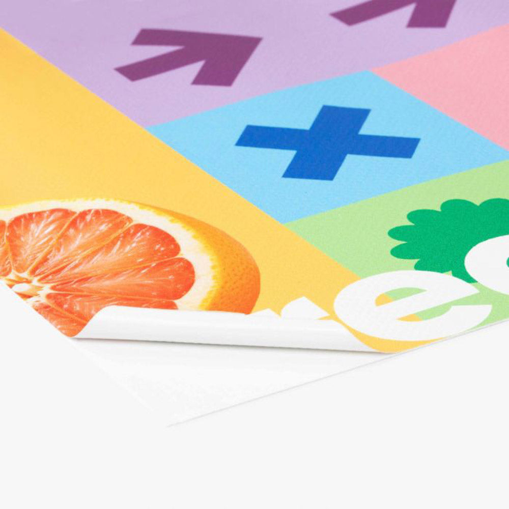 Gerolltes Poster mit Zitronenscheibe, Symbolgrafiken und moderner Typografie – farbintensiver Qualitätsdruck vom Werbecenter in Detailansicht.