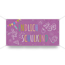 Buntes Einschulungs-Banner mit dem Schriftzug „Endlich Schulkind“ auf lila Hintergrund, verziert mit Wimpelgirlanden, Zahlen und Schulmotiven, ideal für die Einschulungsfeier.