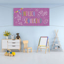 Fröhliches Einschulungs-Banner mit dem Schriftzug „Endlich Schulkind“ auf lila Hintergrund, dekoriert mit bunten Symbolen und Wimpelgirlanden, aufgehängt in einem Kinderzimmer.