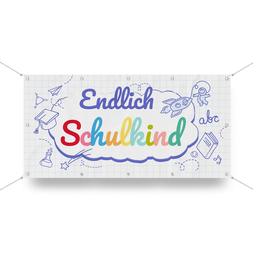 Einschulungs-Banner mit der Aufschrift „Endlich Schulkind“ auf weißem Hintergrund mit kariertem Muster, verziert mit bunten Buchstaben und Schulmotiven wie Rakete, Buch und Papierflieger.