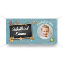 Einschulung Banner "Emma".
Ein selbst personalisierter Banner mit Ösen und Befestigung. Der Banner ist vorgestaltet und kann mit eigenem Namen und Foto gedruckt werden. Hier in blau, mit Comics und dem Satz "Schulkind Emma, Einschulung 2024" als Beispiel.