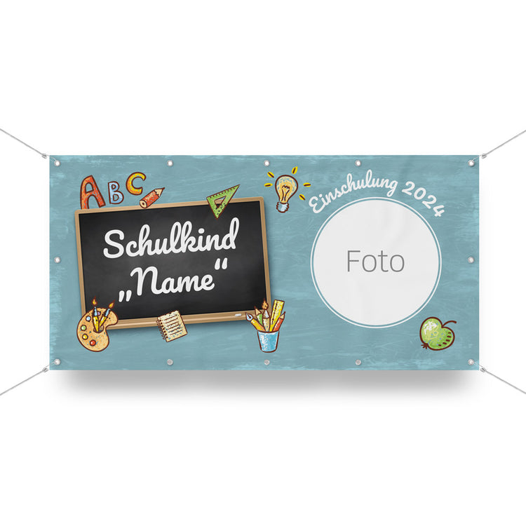Einschulung Banner.
Ein selbst personalisierter Banner mit Ösen und Befestigung. Der Banner ist vorgestaltet und kann mit eigenem Namen und Foto gedruckt werden. Hier in blau, mit Comics und dem Satz "Schulkind:, Einschulung 2024:" als Beispiel.