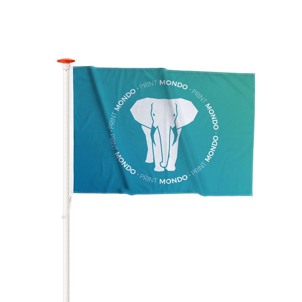 Anwendungsbeispiel Hissfahne. Sie können die Konfektion für jede Seite und die Größe der Fahne frei wählen. Mit Saum und Ösen zur Befestigung. Hier als Beipiel eine türkise Fahne mit Print Mondo Schrift und einem weissen Elefanten. Der Hintergrund ist weiss.