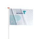 Fahne an einem Fahnenmast mit Saum und Karabiner, Blaues Print Mondo Logo mit dem Elefanten auf weißem Fahnenmaterial. Der Hintergrund ist weiss.