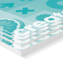 Nahaufnahme von mehreren übereinander gestapelten, weißen Platten, die mit einer türkisfarbenen Grafik bedruckt sind, die Zitrusfrüchte und das Wort "create" in großen, weißen Buchstaben zeigt. Die Kanten der Platten sind sauber und ordentlich, was dem Bild einen modernen und professionellen Eindruck verleiht.