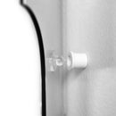 Nahaufnahme eines weißen Wandhalters, der an einer Wand befestigt ist, und einer transparenten Halterung, die das Objekt stützt.