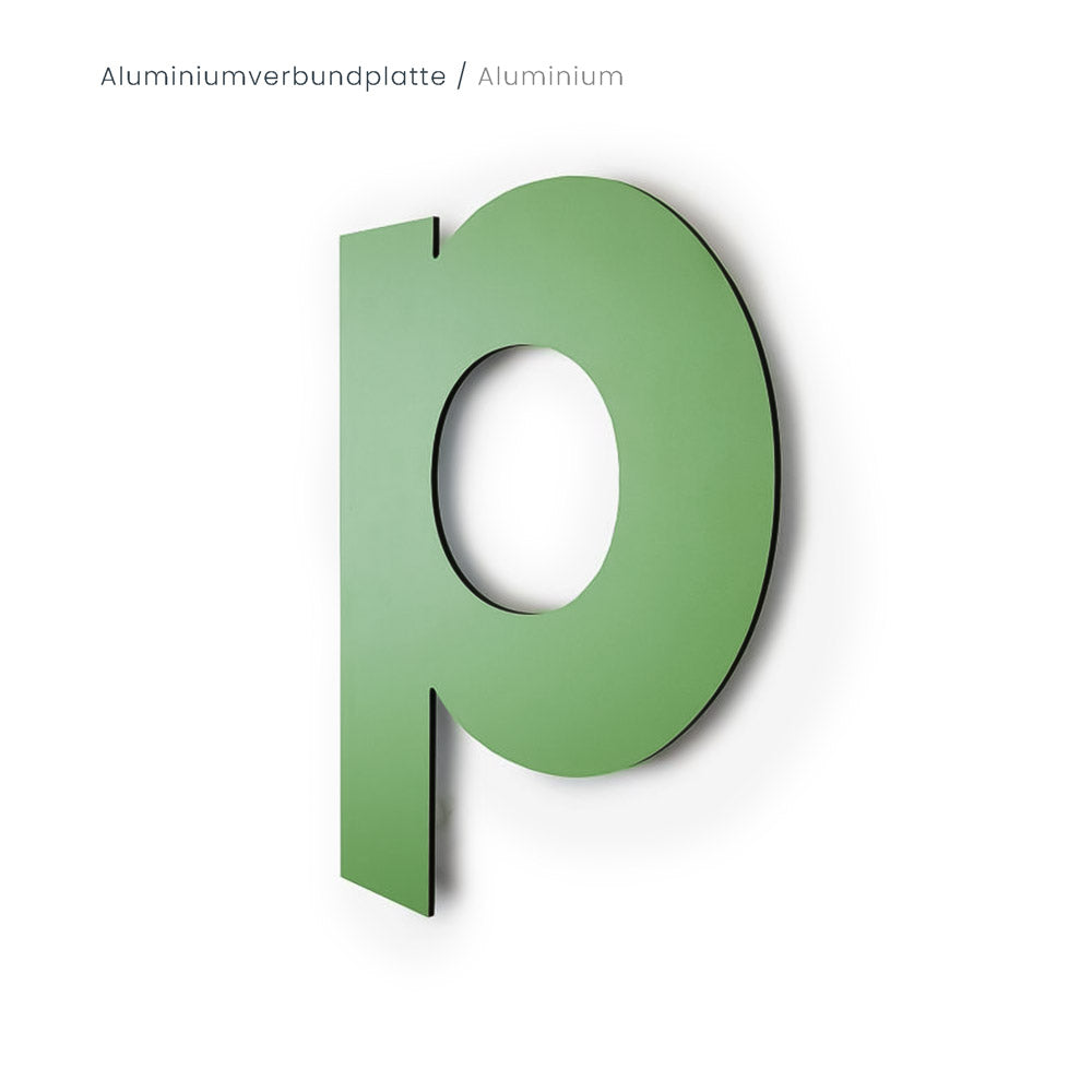 Das Bild zeigt einen Fräsbuchstaben aus Aluminiumverbundplatte in grüner Farbe. Der Buchstabe ist ein großes 'p', das in Seitenansicht gezeigt wird. Die glatte Oberfläche und die klare Kante des Buchstabens sind deutlich erkennbar, ebenso wie die Textur des Materials, das aus Aluminium besteht.