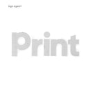 Das Bild zeigt den Schriftzug "Print" aus weißen, robusten, recycelten Materialbuchstaben. Der Text ist in einer klaren, modernen Schriftart und auf einer weißen Hintergrundoberfläche zu sehen. Der Schriftzug "Print" scheint Teil einer Wand- oder Geschäftsbeschilderung zu sein. Das Markenlogo "Sign Again®" befindet sich oben links im Bild.