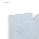 Das Bild zeigt einen weißen Buchstaben "P" aus einem robusten, wahrscheinlich recycelten Material, das eine glatte, matte Oberfläche hat. Der Buchstabe scheint aus einem Wandzeichen oder einer ähnlichen Beschilderung zu stammen. Der Text "Sign Again®" ist oben links im Bild sichtbar.